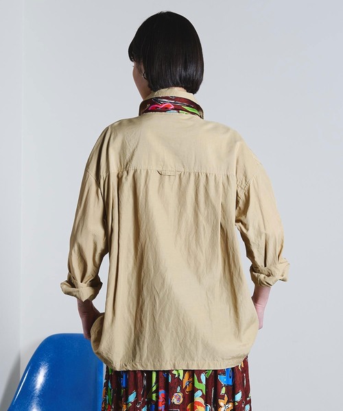 ROSE BUD(ローズバッド)の「(mici)EMBROIDERY BIG POCKET SHIRT(シャツ/ブラウス・レディース・ベージュ/ブルー・ONE SIZE)」の3枚目の写真