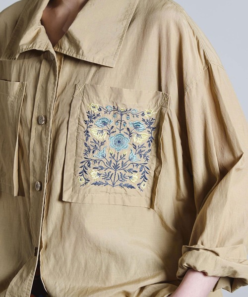ROSE BUD(ローズバッド)の「(mici)EMBROIDERY BIG POCKET SHIRT(シャツ/ブラウス・レディース・ベージュ/ブルー・ONE SIZE)」の7枚目の写真