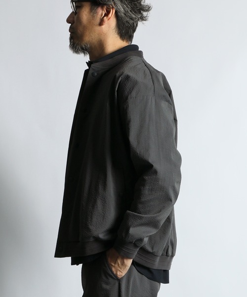 The DUFFER of ST.GEORGE（ザダファーオブセントジョージ）の「【WEB限定アイテム】HIGH-TECH SEERSUCKER "COOLMAX" BZ：クールマックス シアサッカー スナップブルゾン / ライトアウター / セットアップ対応（ブルゾン・メンズ・チャコールグレー・X-LARGE/LARGE/MEDIUM）」の4枚目の写真