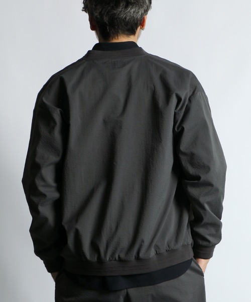The DUFFER of ST.GEORGE（ザダファーオブセントジョージ）の「【WEB限定アイテム】HIGH-TECH SEERSUCKER "COOLMAX" BZ：クールマックス シアサッカー スナップブルゾン / ライトアウター / セットアップ対応（ブルゾン・メンズ・チャコールグレー・X-LARGE/LARGE/MEDIUM）」の5枚目の写真