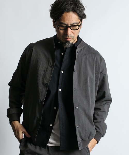 The DUFFER of ST.GEORGE（ザダファーオブセントジョージ）の「【WEB限定アイテム】HIGH-TECH SEERSUCKER "COOLMAX" BZ：クールマックス シアサッカー スナップブルゾン / ライトアウター / セットアップ対応（ブルゾン・メンズ・チャコールグレー・X-LARGE/LARGE/MEDIUM）」の2枚目の写真