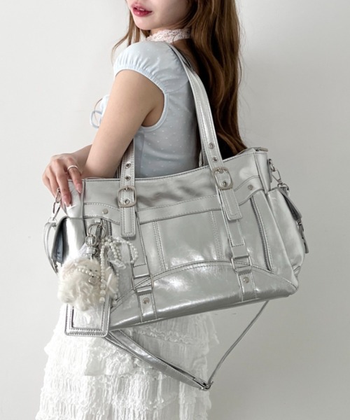 Loueme(ルエム)の「サイドポケットベルトハンドルバッグ(ショルダーバッグ・レディース・アイボリー/ブラック/シルバー・FREE)」の3枚目の写真