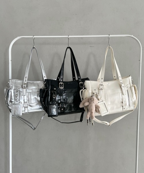 Loueme(ルエム)の「サイドポケットベルトハンドルバッグ(ショルダーバッグ・レディース・アイボリー/ブラック/シルバー・FREE)」の4枚目の写真