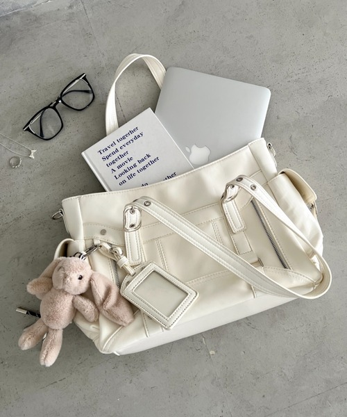 Loueme(ルエム)の「サイドポケットベルトハンドルバッグ(ショルダーバッグ・レディース・アイボリー/ブラック/シルバー・FREE)」の5枚目の写真