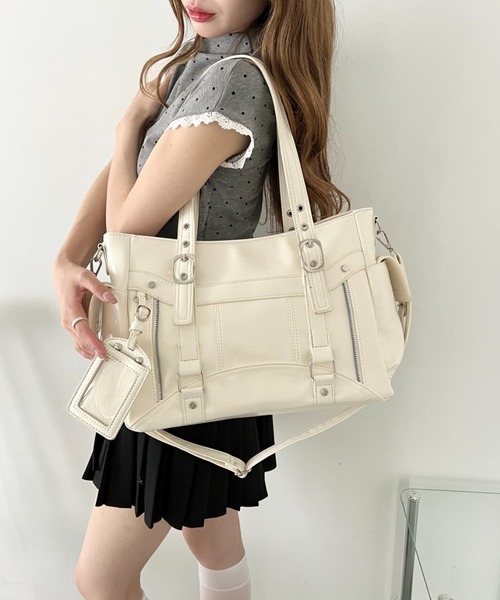 Loueme(ルエム)の「サイドポケットベルトハンドルバッグ(ショルダーバッグ・レディース・アイボリー/ブラック/シルバー・FREE)」の7枚目の写真
