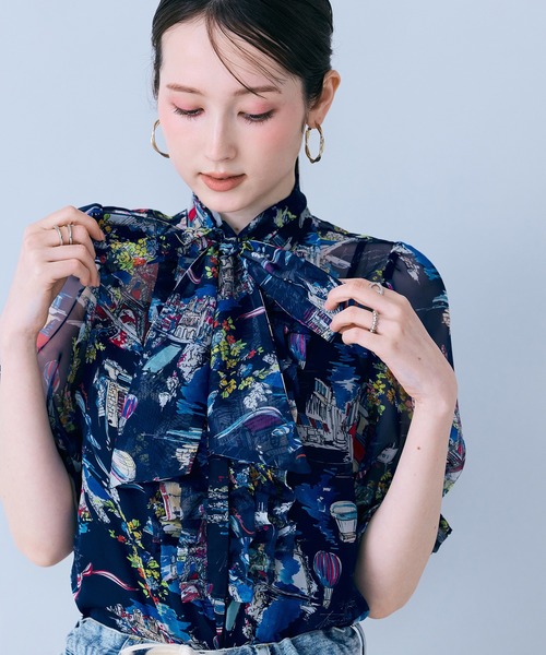 Audie a Muses(オーディアミューズ)の「パリプリントリボンタイ付きブラウス(シャツ/ブラウス・レディース・ネイビー/オフホワイト・38/42)」の1枚目の写真