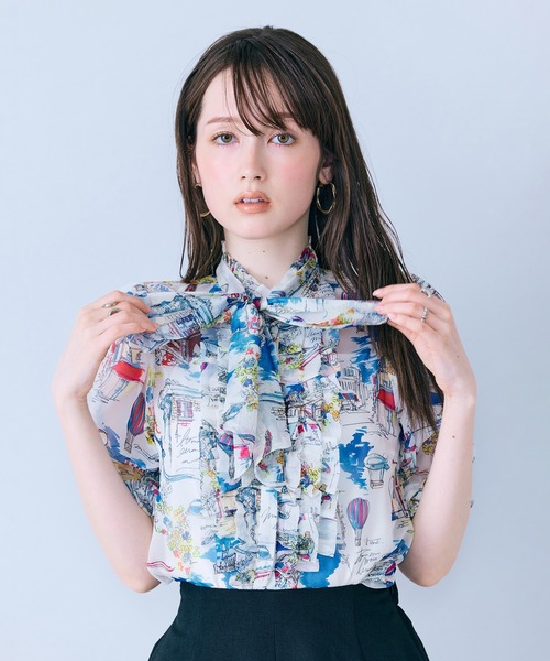 Audie a Muses(オーディアミューズ)の「パリプリントリボンタイ付きブラウス(シャツ/ブラウス・レディース・ネイビー/オフホワイト・38/42)」の2枚目の写真