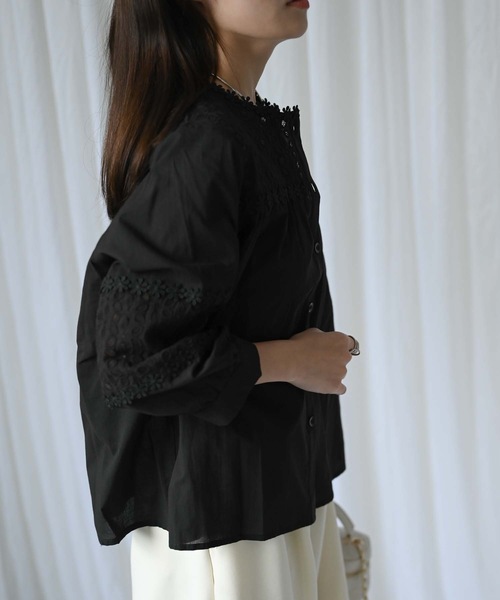 ＆HALF（アンドハーフ）の「【indian Cotton Collection】ノーカラー切替刺繍ブラウス（テーラードジャケット・レディース・ブラック/オフホワイト/ライトグレー・M）」の5枚目の写真