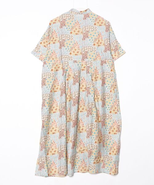 sandy（サンディー）の「水彩花柄スタンドカラータックワンピース（ワンピース・レディース・ベージュ/グリーン/パープル・FREE）」の4枚目の写真