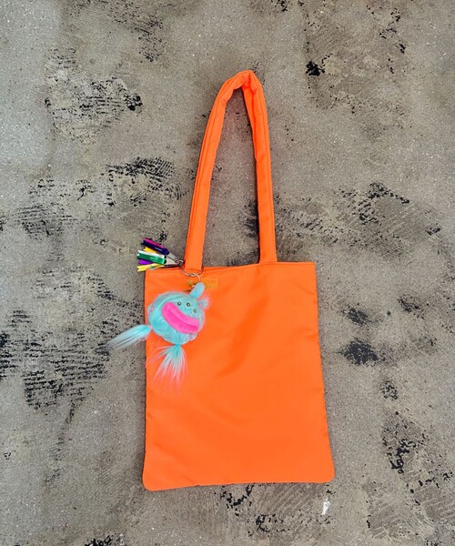 cheek(BAG)(チーク)の「【cheek】neon monster tote ネオンモンスター フラット トートバッグ サステナブル エコバッグ(トートバッグ・レディース・ピンク/グリーン/オレンジ/イエロー・フリー)」の9枚目の写真