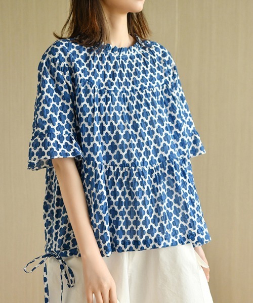 ONEP STAR(ワンピスター)の「フリルネック総柄ブラウス(シャツ/ブラウス・レディース・ブルー・LARGE/X-LARGE)」の2枚目の写真