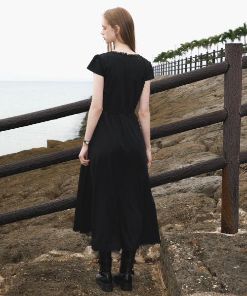 DEHEVE（デヘヴェ）の「V-Neck Flare Dress [Black]（ワンピース・レディース・ブラック・OS）」の11枚目の写真