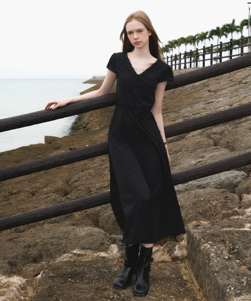 DEHEVE（デヘヴェ）の「V-Neck Flare Dress [Black]（ワンピース・レディース・ブラック・OS）」の13枚目の写真