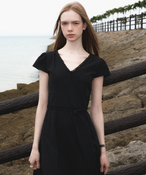 DEHEVE（デヘヴェ）の「V-Neck Flare Dress [Black]（ワンピース・レディース・ブラック・OS）」の3枚目の写真