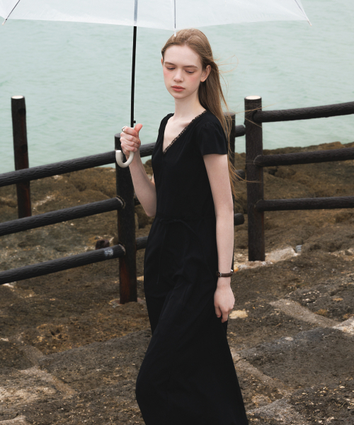 DEHEVE（デヘヴェ）の「V-Neck Flare Dress [Black]（ワンピース・レディース・ブラック・OS）」の6枚目の写真