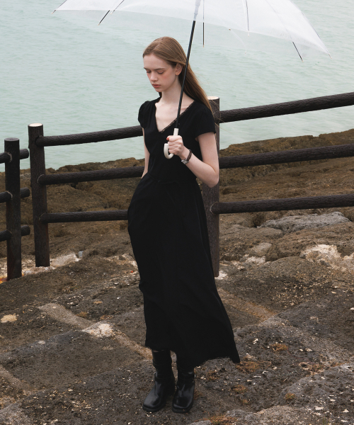 DEHEVE（デヘヴェ）の「V-Neck Flare Dress [Black]（ワンピース・レディース・ブラック・OS）」の2枚目の写真