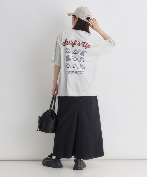 Right-on(ライトオン)の「HONEYSUCKLE ROSE(ハニーサックルローズ)サメプリントビッグTシャツ(Tシャツ/カットソー・レディース・ネイビー/オフホワイト・L/M)」の8枚目の写真