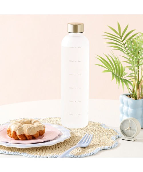 Francfranc(フランフラン)の「1L ウォーターボトル ホワイト(食洗器使用可)マイボトル ドリンクボトル 水筒 直飲み メモリ付き タイムマーカー付き(キッチンツール・レディース・ホワイト・FREE)」の1枚目の写真
