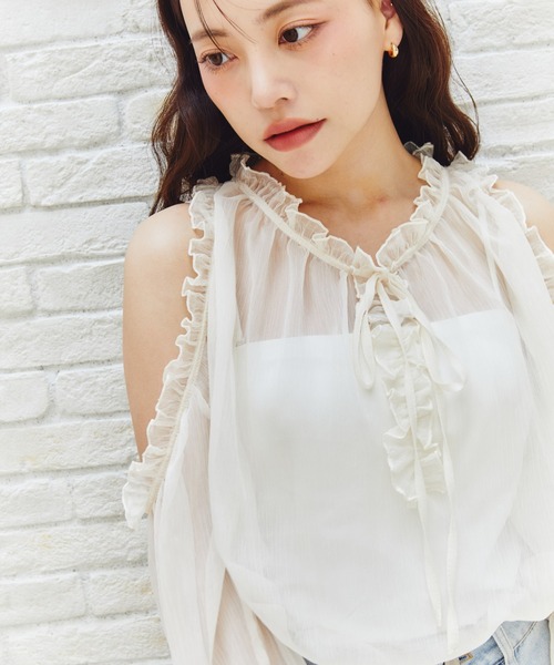 MELSOI.(メルソイ)の「オープンショルダーラッフルトップス(シャツ/ブラウス・レディース・ライトベージュ/ブラック/ピンク・FREE)」の3枚目の写真