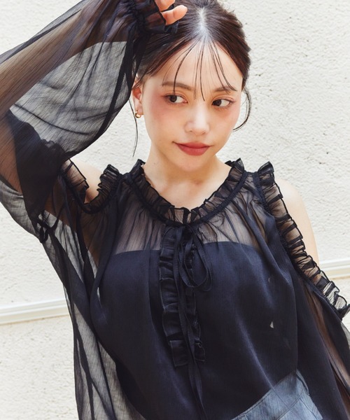 MELSOI.(メルソイ)の「オープンショルダーラッフルトップス(シャツ/ブラウス・レディース・ライトベージュ/ブラック/ピンク・FREE)」の2枚目の写真