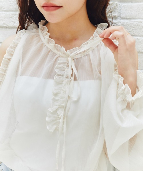 MELSOI.(メルソイ)の「オープンショルダーラッフルトップス(シャツ/ブラウス・レディース・ライトベージュ/ブラック/ピンク・FREE)」の8枚目の写真