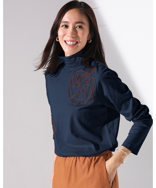DoCLASSE( ドゥクラッセ)の「超長綿ハイネック/フラワーモチーフ(Tシャツ/カットソー・レディース・コーラル/グレイッシュブルー/ライトグレー/ネイビー/オフホワイト・M/S/LL/3L/L)」の3枚目の写真