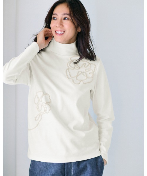 DoCLASSE( ドゥクラッセ)の「超長綿ハイネック/フラワーモチーフ(Tシャツ/カットソー・レディース・コーラル/グレイッシュブルー/ライトグレー/ネイビー/オフホワイト・M/S/LL/3L/L)」の1枚目の写真