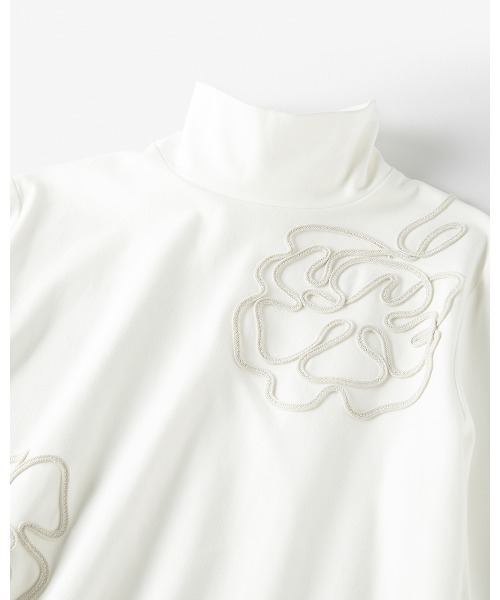 DoCLASSE( ドゥクラッセ)の「超長綿ハイネック/フラワーモチーフ(Tシャツ/カットソー・レディース・コーラル/グレイッシュブルー/ライトグレー/ネイビー/オフホワイト・M/S/LL/3L/L)」の6枚目の写真
