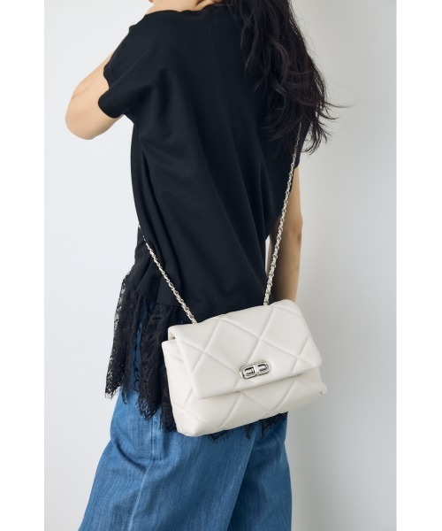 AZUL by moussy(アズールバイマウジー)の「【大人気!】キルティングデザインフラップバッグ【着用画像あり】(ショルダーバッグ・レディース・ブルー/ブラック/オフホワイト・FREE)」の2枚目の写真