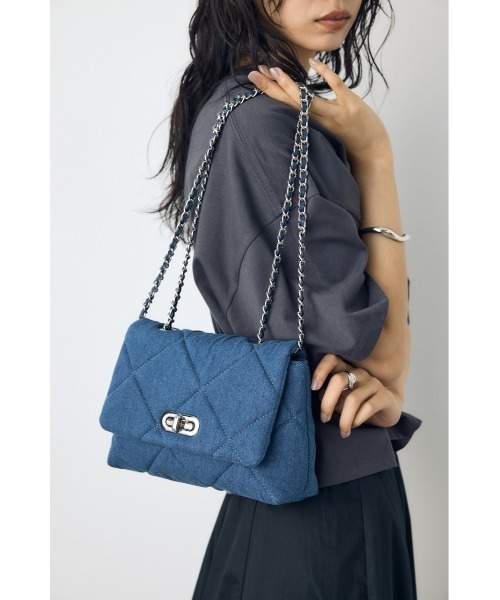 AZUL by moussy(アズールバイマウジー)の「【大人気!】キルティングデザインフラップバッグ【着用画像あり】(ショルダーバッグ・レディース・ブルー/ブラック/オフホワイト・FREE)」の3枚目の写真