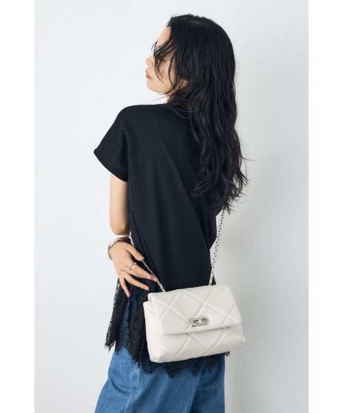 AZUL by moussy(アズールバイマウジー)の「【大人気!】キルティングデザインフラップバッグ【着用画像あり】(ショルダーバッグ・レディース・ブルー/ブラック/オフホワイト・FREE)」の5枚目の写真