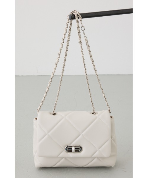 AZUL by moussy(アズールバイマウジー)の「【大人気!】キルティングデザインフラップバッグ【着用画像あり】(ショルダーバッグ・レディース・ブルー/ブラック/オフホワイト・FREE)」の7枚目の写真