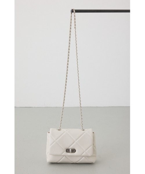 AZUL by moussy(アズールバイマウジー)の「【大人気!】キルティングデザインフラップバッグ【着用画像あり】(ショルダーバッグ・レディース・ブルー/ブラック/オフホワイト・FREE)」の8枚目の写真