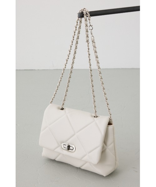 AZUL by moussy(アズールバイマウジー)の「【大人気!】キルティングデザインフラップバッグ【着用画像あり】(ショルダーバッグ・レディース・ブルー/ブラック/オフホワイト・FREE)」の9枚目の写真