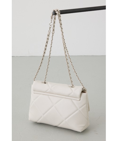 AZUL by moussy(アズールバイマウジー)の「【大人気!】キルティングデザインフラップバッグ【着用画像あり】(ショルダーバッグ・レディース・ブルー/ブラック/オフホワイト・FREE)」の11枚目の写真