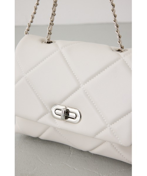AZUL by moussy(アズールバイマウジー)の「【大人気!】キルティングデザインフラップバッグ【着用画像あり】(ショルダーバッグ・レディース・ブルー/ブラック/オフホワイト・FREE)」の12枚目の写真