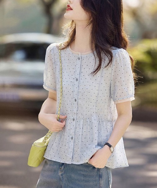 AMAJI(アマジ)の「ドット柄 半袖ブラウス(シャツ/ブラウス・レディース・ライトブルー・MEDIUM/X-LARGE/LARGE)」の4枚目の写真