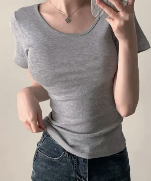 VIVID LADY(ビビッドレディー)の「Uネック 半袖Tシャツ(Tシャツ/カットソー・レディース・ブルー/ホワイト/チャコールグレー/ブラック/グレー・FREE)」の4枚目の写真