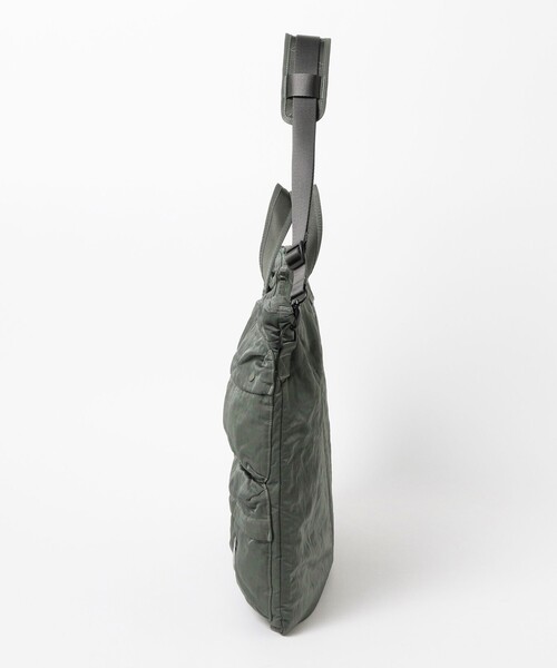 C.P. COMPANY（シーピーカンパニー）の「C.P. Company / Nylon B Lens Shoulder Bag（トートバッグ・メンズ・チャコールグレー・ONE SIZE）」の3枚目の写真