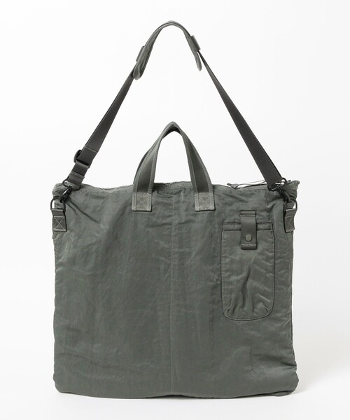 C.P. COMPANY（シーピーカンパニー）の「C.P. Company / Nylon B Lens Shoulder Bag（トートバッグ・メンズ・チャコールグレー・ONE SIZE）」の4枚目の写真