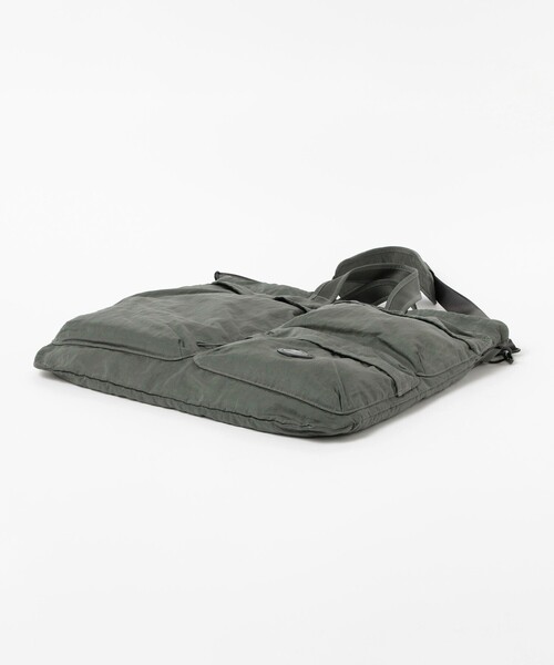 C.P. COMPANY（シーピーカンパニー）の「C.P. Company / Nylon B Lens Shoulder Bag（トートバッグ・メンズ・チャコールグレー・ONE SIZE）」の5枚目の写真