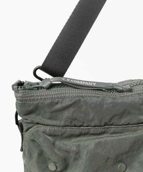 C.P. COMPANY（シーピーカンパニー）の「C.P. Company / Nylon B Lens Shoulder Bag（トートバッグ・メンズ・チャコールグレー・ONE SIZE）」の6枚目の写真