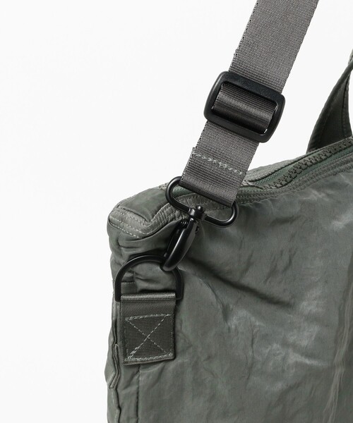 C.P. COMPANY（シーピーカンパニー）の「C.P. Company / Nylon B Lens Shoulder Bag（トートバッグ・メンズ・チャコールグレー・ONE SIZE）」の7枚目の写真
