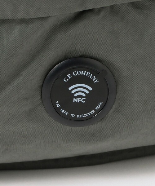 C.P. COMPANY（シーピーカンパニー）の「C.P. Company / Nylon B Lens Shoulder Bag（トートバッグ・メンズ・チャコールグレー・ONE SIZE）」の8枚目の写真