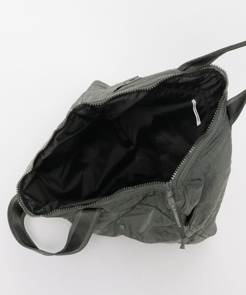C.P. COMPANY（シーピーカンパニー）の「C.P. Company / Nylon B Lens Shoulder Bag（トートバッグ・メンズ・チャコールグレー・ONE SIZE）」の9枚目の写真