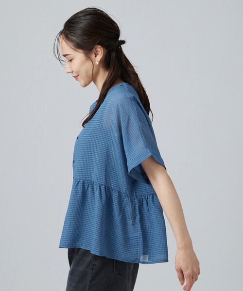 SHOO・LA・RUE（シューラルー）の「【体型カバー/洗濯機可】二の腕とお腹周りが隠せる シアーペプラムブラウス（シャツ/ブラウス・レディース・ブルーグリーン/ベージュ系5/ブラック系5・03/02/01/04）」の5枚目の写真