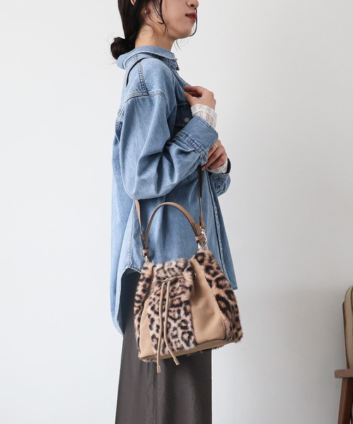 MIAN (ミアン)の「切り替え巾着2wayショルダーバッグ(ショルダーバッグ・レディース・チャコール/アイボリー/ブラウン・FREE)」の3枚目の写真