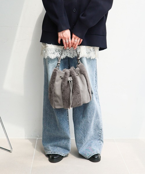 MIAN (ミアン)の「切り替え巾着2wayショルダーバッグ(ショルダーバッグ・レディース・チャコール/アイボリー/ブラウン・FREE)」の6枚目の写真