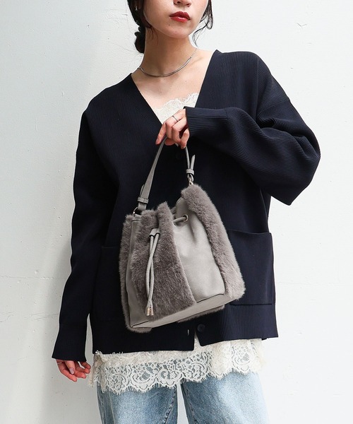 MIAN (ミアン)の「切り替え巾着2wayショルダーバッグ(ショルダーバッグ・レディース・チャコール/アイボリー/ブラウン・FREE)」の4枚目の写真