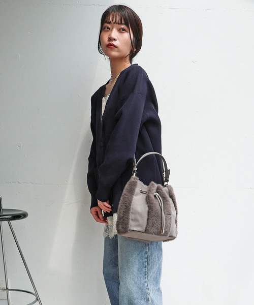 MIAN (ミアン)の「切り替え巾着2wayショルダーバッグ(ショルダーバッグ・レディース・チャコール/アイボリー/ブラウン・FREE)」の7枚目の写真